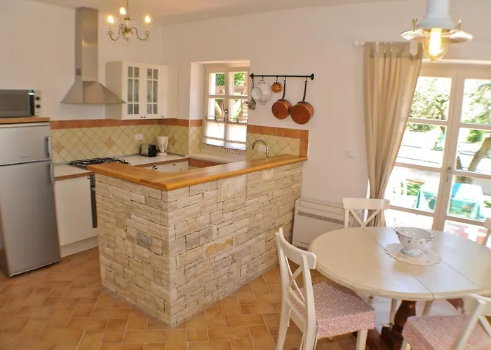 Luxury With A Swimming Pool Buici, - 13543 * Πόρετς